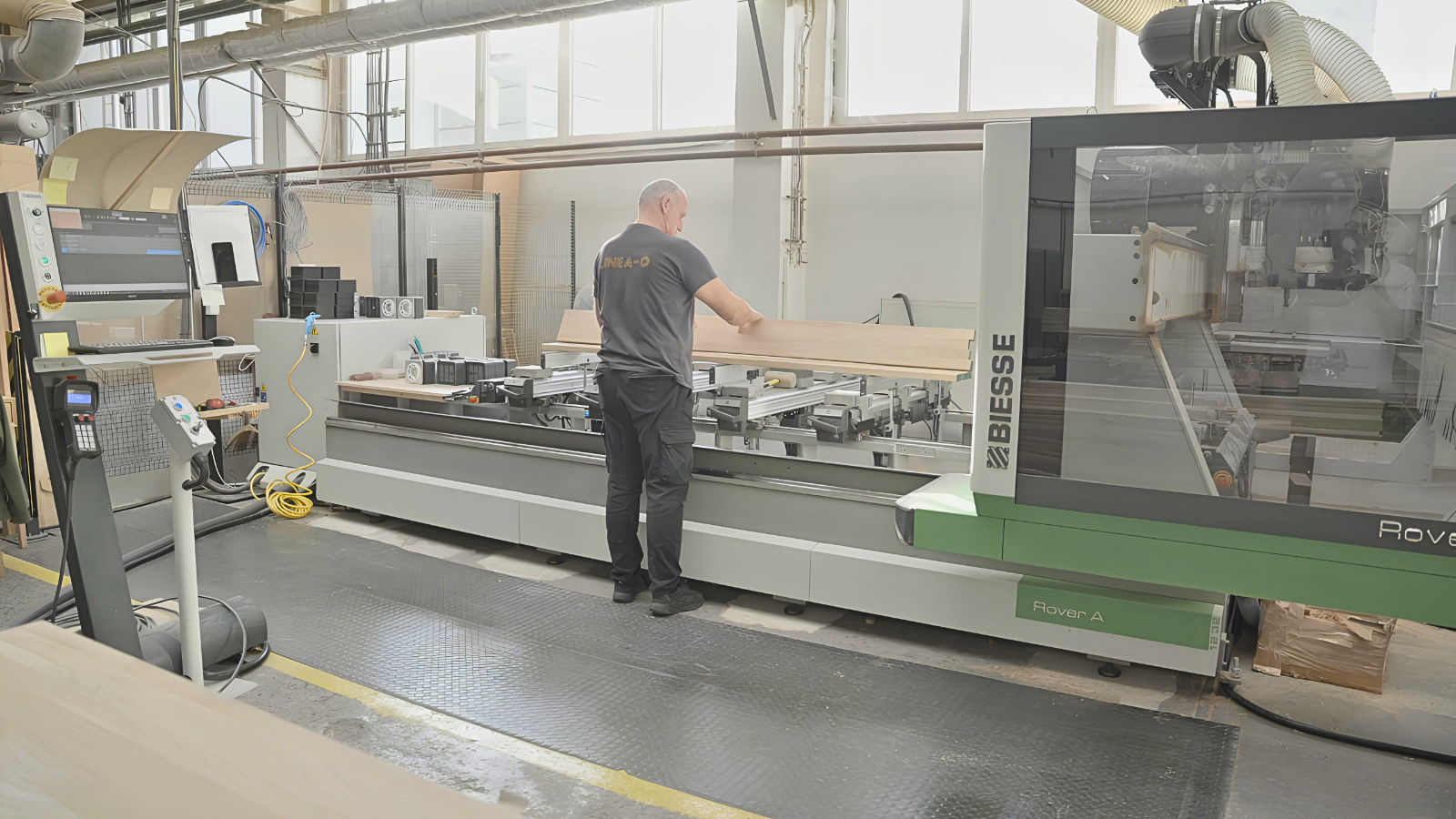 Ein Linea-D-Mitarbeiter an einer CNC-Maschine